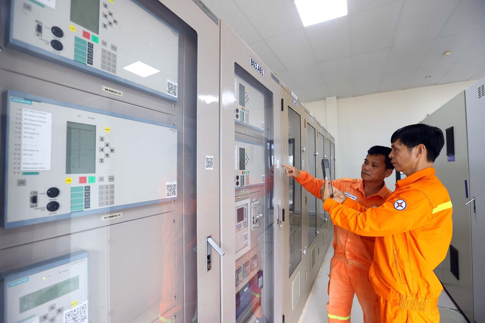Utilisation d’un appareil intelligent pour scanner le code QR au poste électrique de 500 kV de Pleiku.