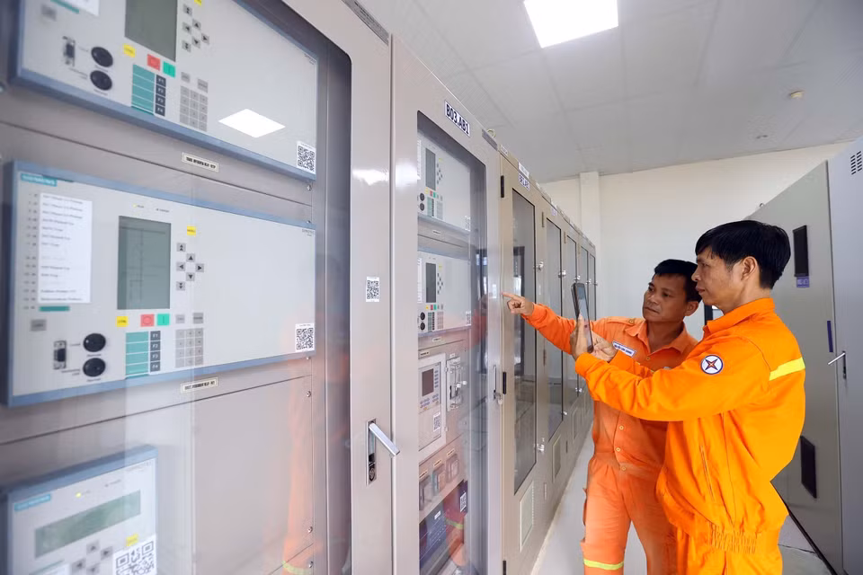 Utilisation d’un appareil intelligent pour scanner le code QR au poste électrique de 500 kV de Pleiku.