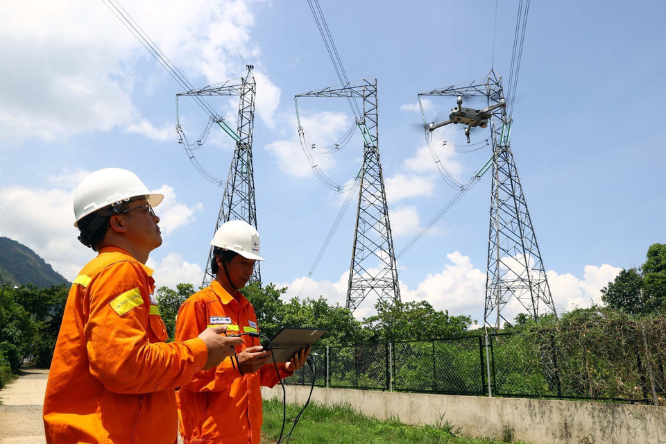 Utiliser un drone équipé d'une caméra à capteur thermique pour vérifier des lignes électriques dans la province de Lam Dong.