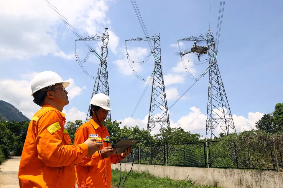 Utiliser un drone équipé d'une caméra à capteur thermique pour vérifier des lignes électriques dans la province de Lam Dong.