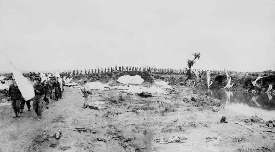 Les soldats français hissant le drapeau blanc, terminant la campagne de Diên Biên Phu. Photo: VNA