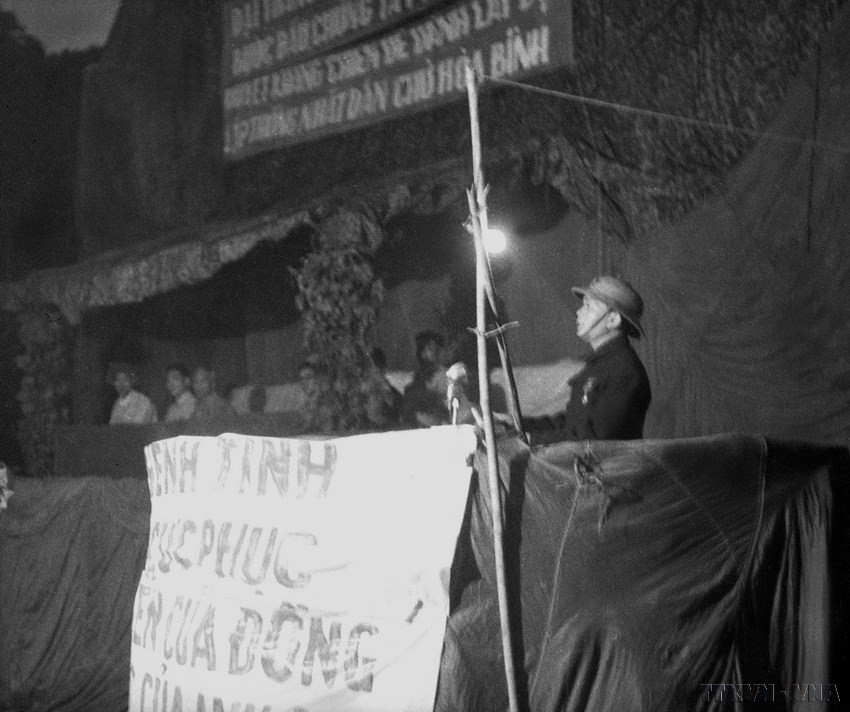 Le général Vo Nguyên Giap prend la parole lors de la célébration de la Victoire sur le front de Diên Biên Phu. Photo: VNA
