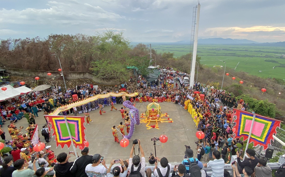 Le festival de la déesse Bà Chúa Xứ au Mont Sam se déroule du 22ème jour au 27ème jour du quatrième mois lunaire. Cette tradition se traduit par des cérémonies religieuses, de la musique et des danses pour exprimer sa gratitude à la déesse de la Terre-Mère, censée accorder sa protection et promouvoir la prospérité, la santé et la paix.