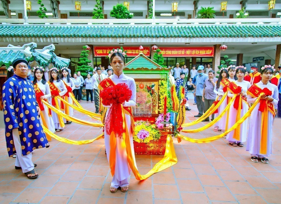 Les rituels et les coutumes du festival sont transmis au sein des familles et des communautés par la pratique et la participation au festival.