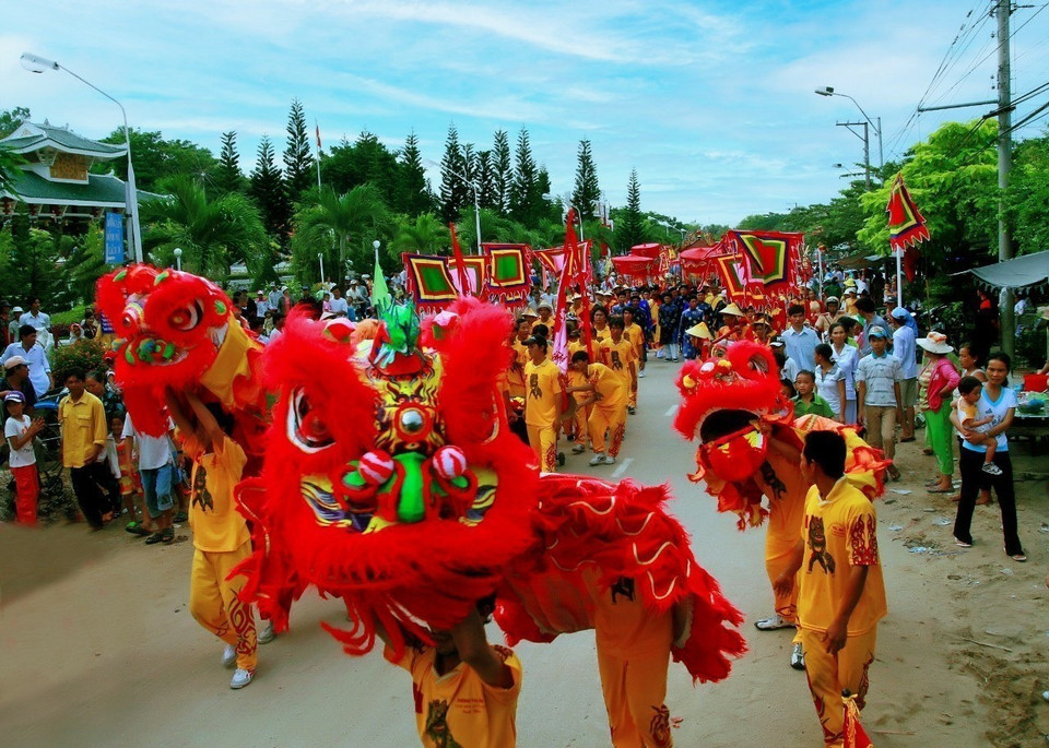 Parmi les éléments clés du festival figurent une procession en palanquin, un bain pour changer les vêtements et les bijoux de la statue de la déesse, ainsi que la préparation et la présentation d’offrandes.