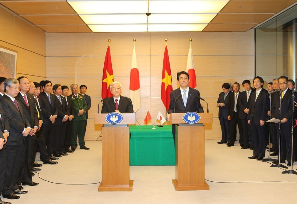 Le secrétaire général Nguyen Phu Trong et le Premier ministre japonais Shinzo Abe donne une conférence de presse conjointe après leur entretien lors de la visite officielle du dirigeant vietnamien au Japon, le 15 septembre 2015, à Tokyo. Photo: VNA