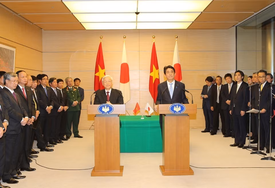 Le secrétaire général Nguyen Phu Trong et le Premier ministre japonais Shinzo Abe donne une conférence de presse conjointe après leur entretien lors de la visite officielle du dirigeant vietnamien au Japon, le 15 septembre 2015, à Tokyo. Photo: VNA