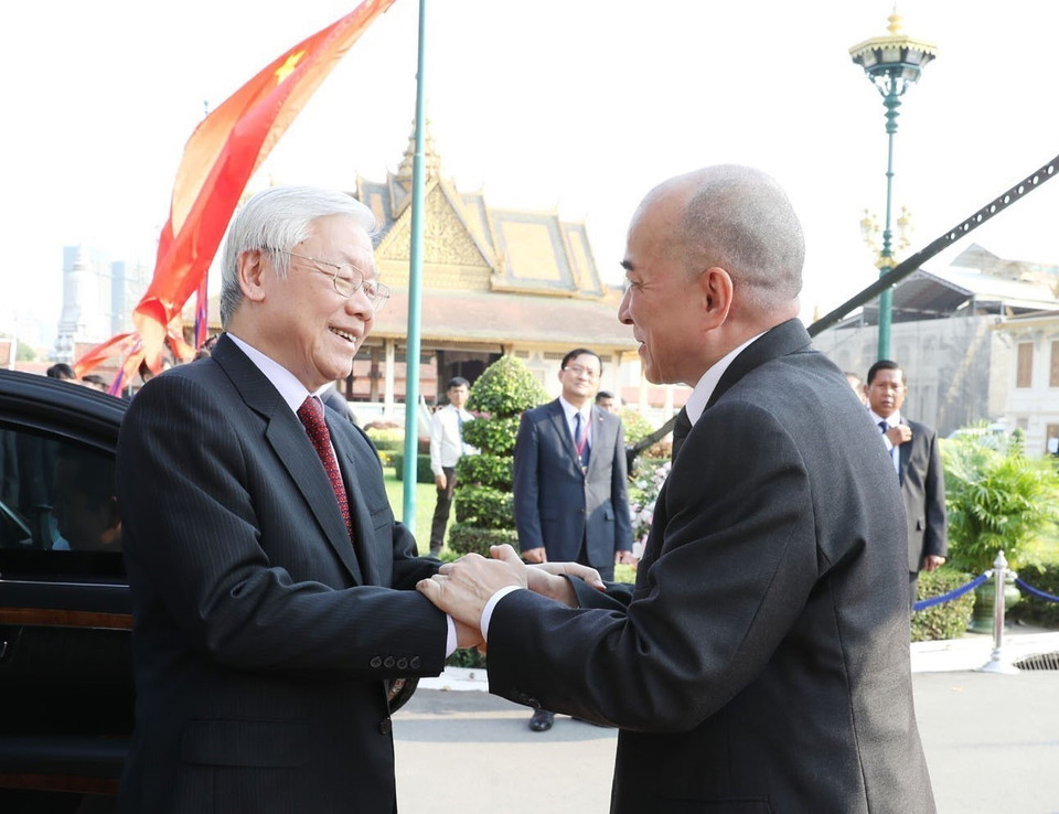 Le roi du Cambodge, Norodom Sihamoni, accueille le 25 février 2019 à Phnom Penh le secrétaire général du PCV et président vietnamien, Nguyen Phu Trong, en visite d'État au Cambodge. Photo: VNA
