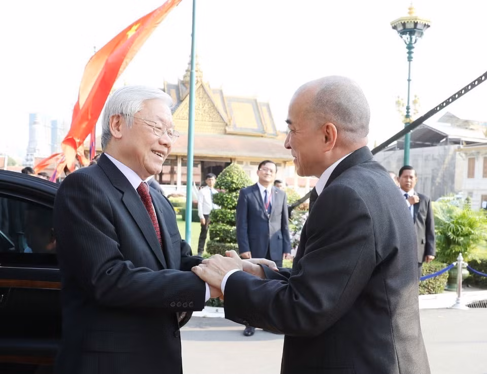 Le roi du Cambodge, Norodom Sihamoni, accueille le 25 février 2019 à Phnom Penh le secrétaire général du PCV et président vietnamien, Nguyen Phu Trong, en visite d'État au Cambodge. Photo: VNA