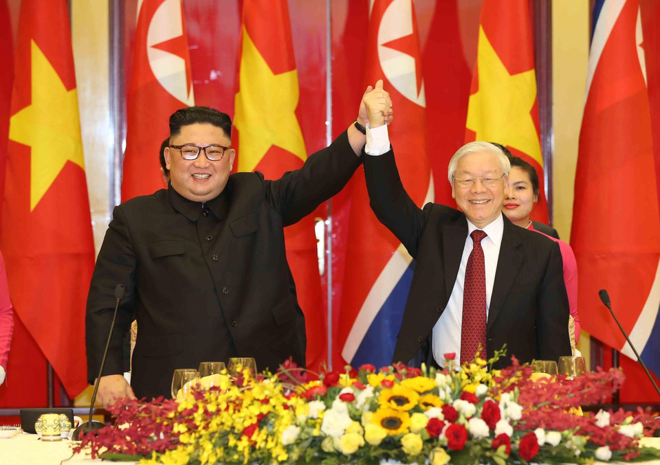 Le secrétaire général et président Nguyen Phu Trong et le secrétaire général du Parti des travailleurs de Corée, président de la Commission des affaires de l'État de la RPDC, Kim Jong Un, 1er mars 2019 à Hanoï. Photo: VNA