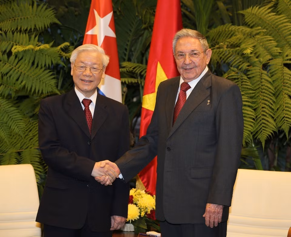 Raul Castro Ruz, premier secrétaire du Parti communiste de Cuba, président du Conseil d'État et du Conseil des ministres de Cuba, accueille le 29 mars 2018 à La Havane le secrétaire général du PCV, Nguyen Phu Trong, en visite à Cuba. Photo: VNA