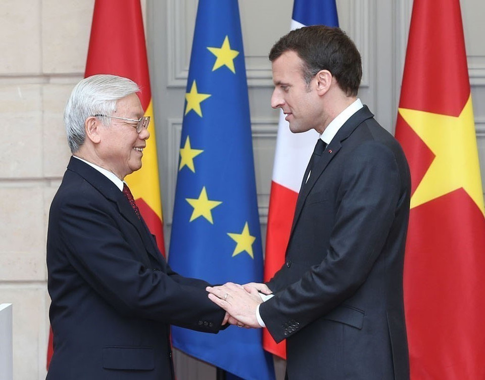 Le président français Emmanuel Macron et le secrétaire général Nguyen Phu Trong, en visite officielle en France, 27 mars 2018 à Paris. Photo: VNA