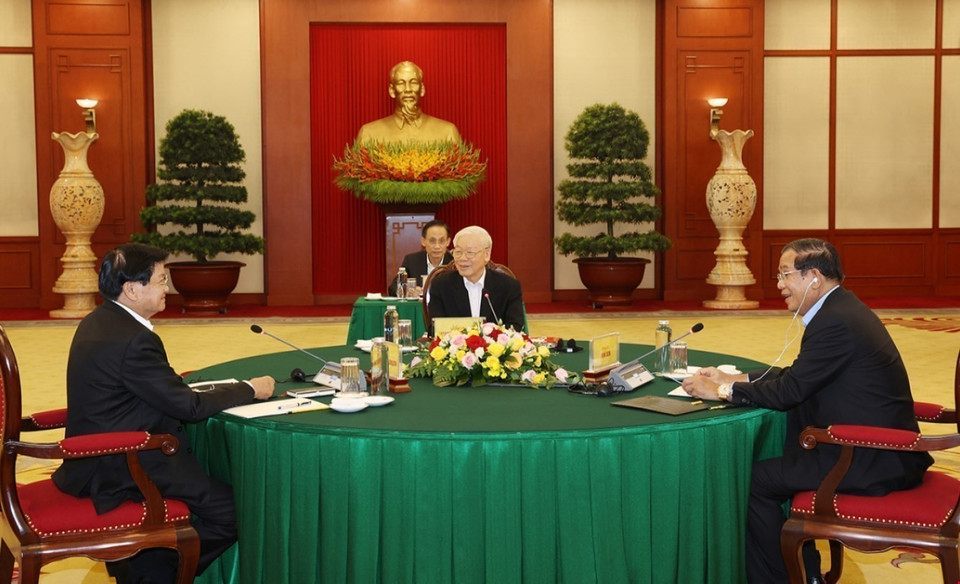 Le secrétaire général du PCV, Nguyen Phu Trong, avec le président du Parti du peuple cambodgien (PPC), également Premier ministre cambodgien, Samdech Techo Hun Sen, et le secrétaire général du Parti populaire révolutionnaire du Laos (PPRL) et président du Laos, Thongloun Sisoulith, au Sommet Vietnam-Cambodge-Laos, le 26 septembre 2021 à Hanoï. Photo: VNA