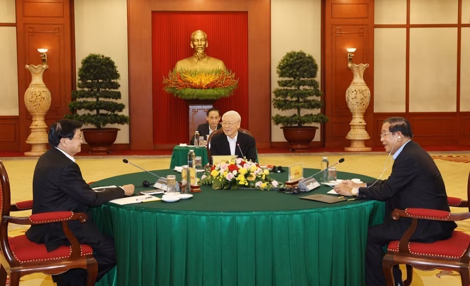 Le secrétaire général du PCV, Nguyen Phu Trong, avec le président du Parti du peuple cambodgien (PPC), également Premier ministre cambodgien, Samdech Techo Hun Sen, et le secrétaire général du Parti populaire révolutionnaire du Laos (PPRL) et président du Laos, Thongloun Sisoulith, au Sommet Vietnam-Cambodge-Laos, le 26 septembre 2021 à Hanoï. Photo: VNA