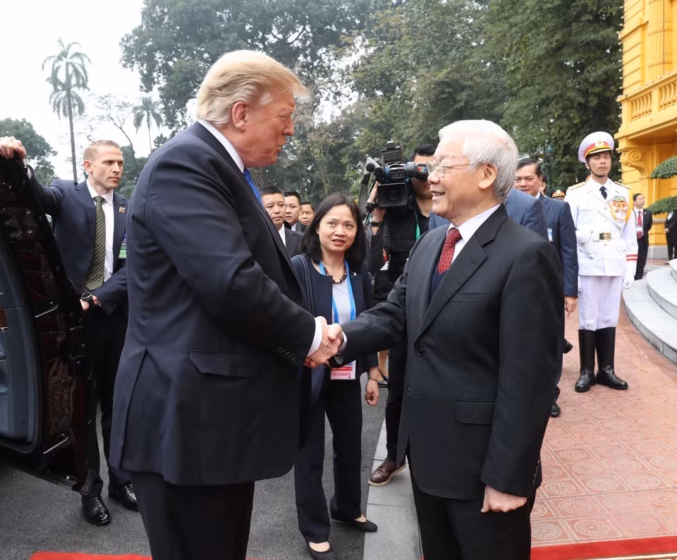 Le secrétaire général et président Nguyen Phu Trong et le président américain Donald Trump à l'occasion de son arrivée au Vietnam pour assister au deuxième Sommet États-Unis - République populaire démocratique de Corée (RPDC), le 27 février 2019 à Hanoï. Photo: VNA