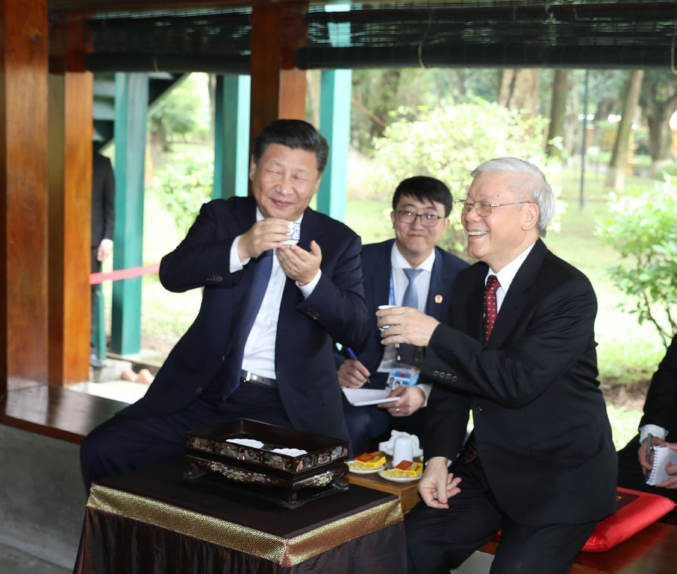 Le secrétaire général du Parti communiste du Vietnam (PCV), Nguyen Phu Trong, et le secrétaire général du Parti communiste chinois (PCC) et président chinois, Xi Jinping, prennent un thé à la maison sur pilotis dans la zone commémorative du Président Hô Chi Minh au Palais présidentiel à Hanoï, le 13 novembre 2017. Photo: VNA