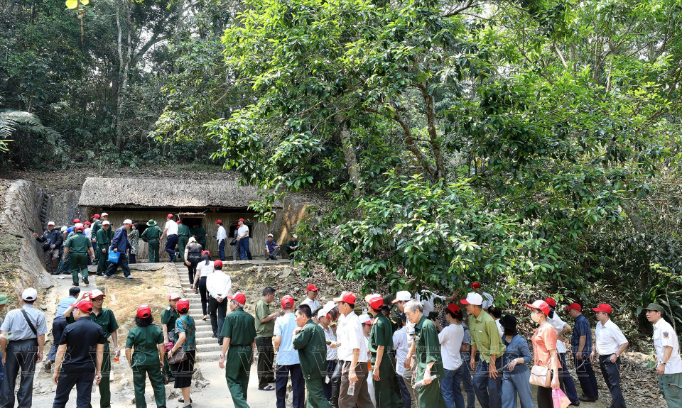 Des touristes et des vétérans visitent la cabane de travail du général Vo Nguyen Giap au commandement à Muong Phang. Photo: VNA