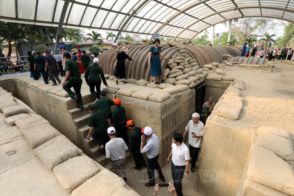 Des touristes visitent le bunker de commandement du général De Castries, situé dans le quartier de Muong Thanh, ville de Dien Bien Phu. Photo : VNA