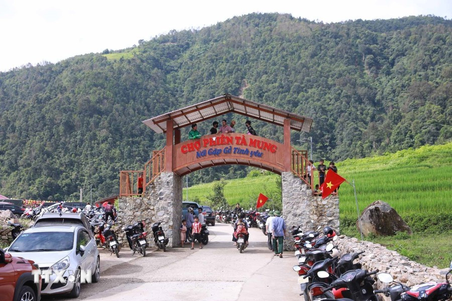 Porte d'entrée du marché de Ta Mung, district de Than Uyen. Photo: VNA