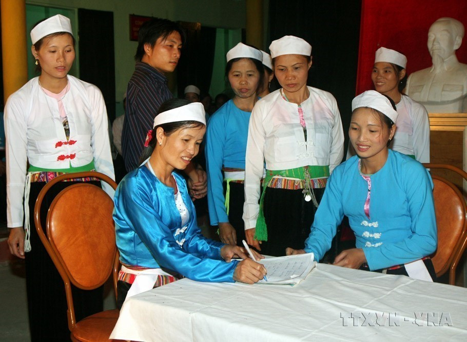 Des représentants des familles de la zone résidentielle Bai Bo 1 enregistrent des familles culturelles à la Fête de grande union nationale dans la commune de Dung Phong, district de Cao Phong, province de Hoa Binh (2009). Photo : VNA