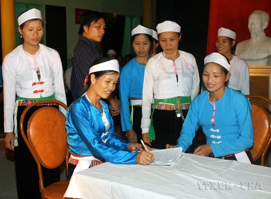 Des représentants des familles de la zone résidentielle Bai Bo 1 enregistrent des familles culturelles à la Fête de grande union nationale dans la commune de Dung Phong, district de Cao Phong, province de Hoa Binh (2009). Photo : VNA