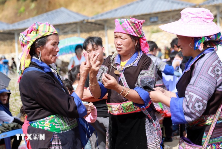 Le marché de Ta Mung attire un grand nombre de touristes désireux de découvrir les caractéristiques culturelles typiques de Lai Chau, du Nord-Ouest en général. Photo : VNA