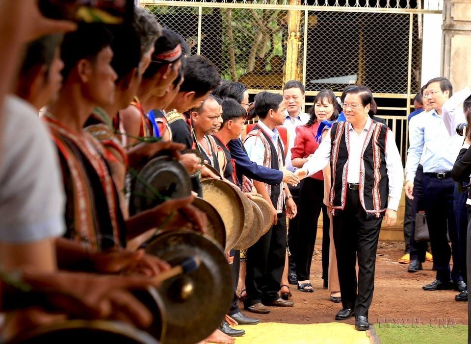 Le secrétaire du Comité central du Parti, chef de la Commission centrale des affaires intérieures Phan Dinh Trac, assiste à la Fête de grande union nationale au village d'O, commune d'Ia Sao, district d'Ia Grai, province de Gia Lai, le 16 novembre 2023. Photo : VNA
