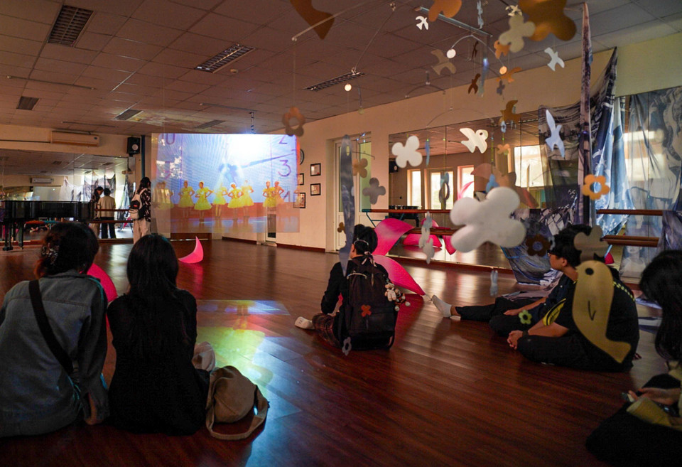 Les jeunes découvrent des œuvres d'art au Palais des enfants de Hanoï. Photo: VNA