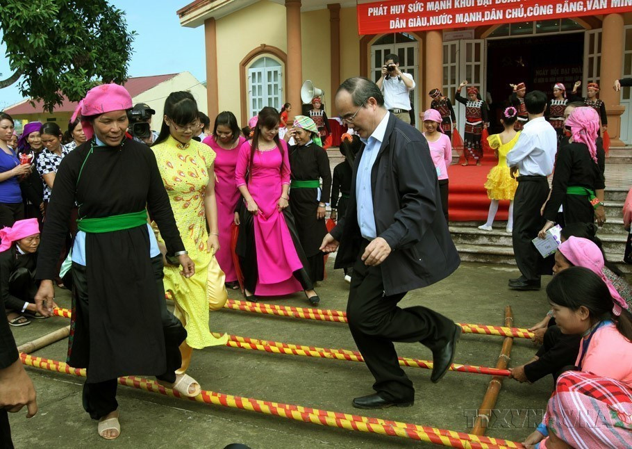 Le président du Comité central du Front de la Patrie du Vietnam, Nguyen Thien Nhan, danse avec des minoritaires ethniques lors de la Fête de grande union nationale dans les zones résidentielles des villages Tuong 1 et Tuong 3, commune de Hop Thanh, ville de Lao Cai (2015). Photo : VNA