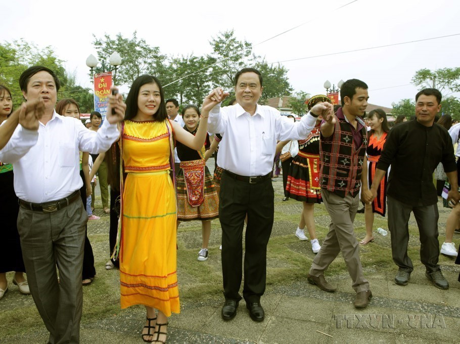 Le président du Comité central du Front de la Patrie du Vietnam, Tran Thanh Man et des minoritaires ethniques lors de la Semaine de la solidarité des ethnies et des patrimoine culturel du Vietnam 2017 et de la Fête de grande union nationale 2017. Photo : VNA