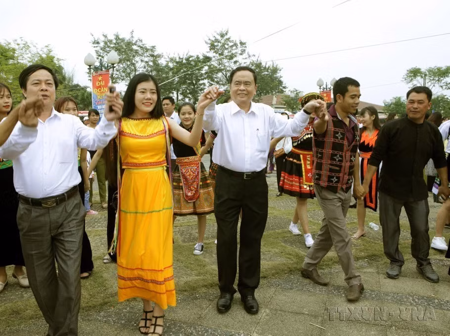 Le président du Comité central du Front de la Patrie du Vietnam, Tran Thanh Man et des minoritaires ethniques lors de la Semaine de la solidarité des ethnies et des patrimoine culturel du Vietnam 2017 et de la Fête de grande union nationale 2017. Photo : VNA