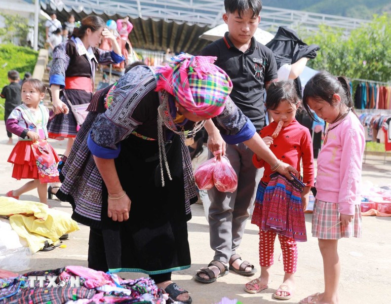 Le marché n'est pas seulement destiné aux adultes mais aussi aux enfants qui viennent ici acheter de nouveaux vêtements avec leurs parents. Photo: VNA