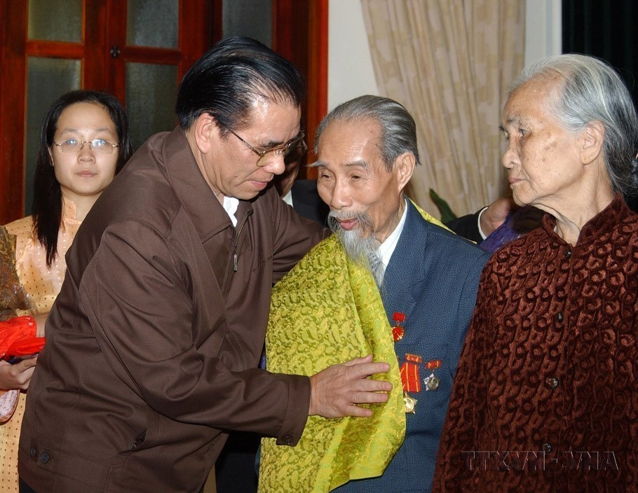 Le secrétaire général Nong Duc Manh offre des cadeaux aux délégués âgés lors de la Fête de grande union nationale dans le quartier résidentiel n°7, quartier de Quan Thanh, à Hanoï, dans la soirée du 16 novembre 2008. Photo : VNA