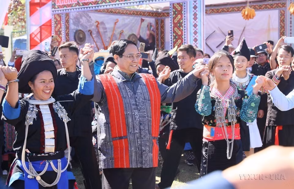 Le Premier ministre Pham Minh Chinh danse avec des minoritaires ethniques lors de la Fête de grande union nationale dans la commune de Sa De Phin, district de Sin Ho, province de Lai Chau (18 novembre 2023). Photo : VNA