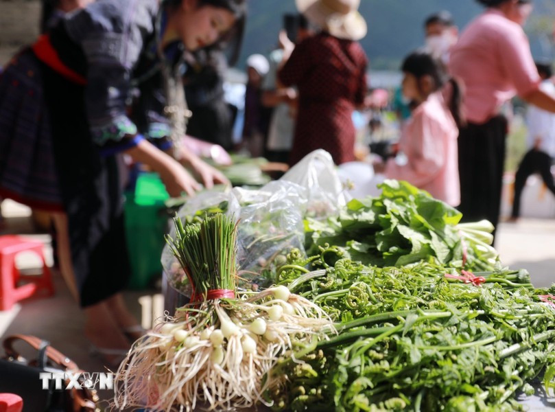 Les gens viennent au marché pour échanger, acheter et vendre des produits agricoles qu'ils ont eux-mêmes cultivés. Photo: VNA