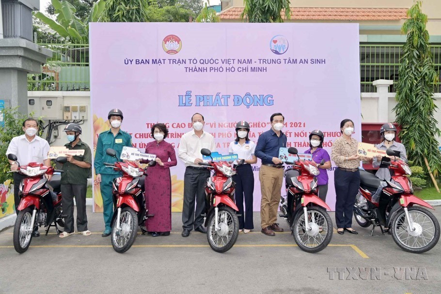 Le Comité du Front de la Patrie du Vietnam de Hô Chi Minh-Ville remet des moyens de subsistance à la population lors d'une cérémonie de lancement du mois "Pour les pauvres" 2021 et lance le programme "Ville de gratitude - Amour connecté". Photo : VNA