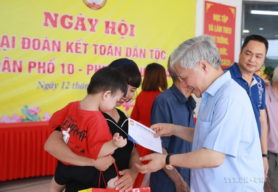 Le secrétaire du Comité central du Parti et président du Comité central du Front de la Patrie du Vietnam, Do Van Chien, offre des cadeaux aux ménages lors de la Fête de grande union nationale au groupe résidentiel n°10, quartier de Xuan Tao, arrondissement de Bac Tu Liem, à Hanoï, le matin du 12 novembre 2023. Photo: VNA