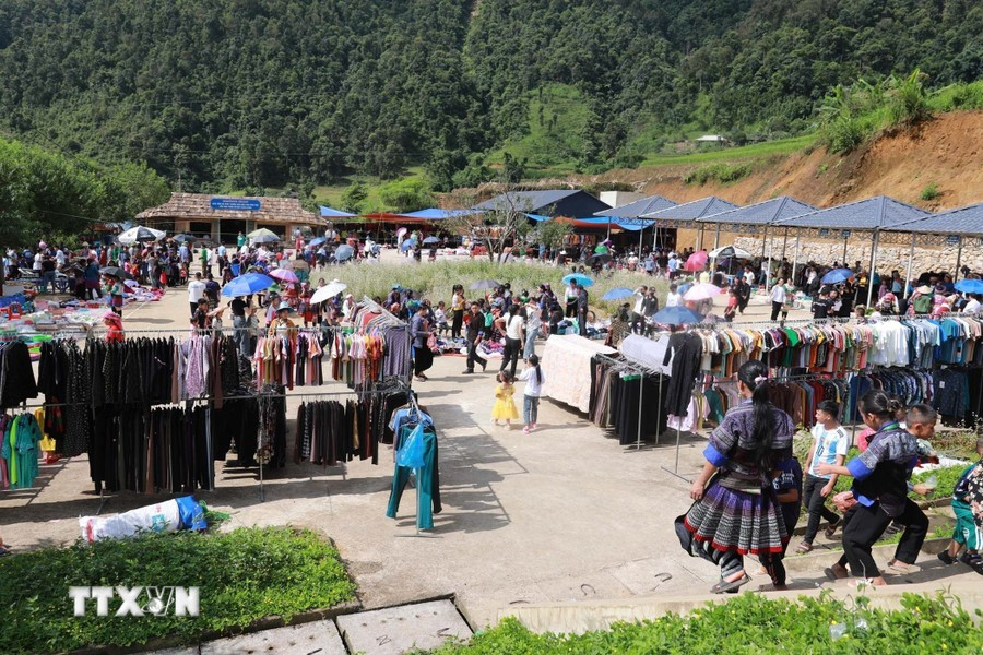 Ce marché du village de Nam Pat, commune de Ta Mung, district de Than Uyen, province de Lai Chau, est situé à une altitude de plus de 1.300 m, d'où un climat frais toute l'année. Photo: VNA