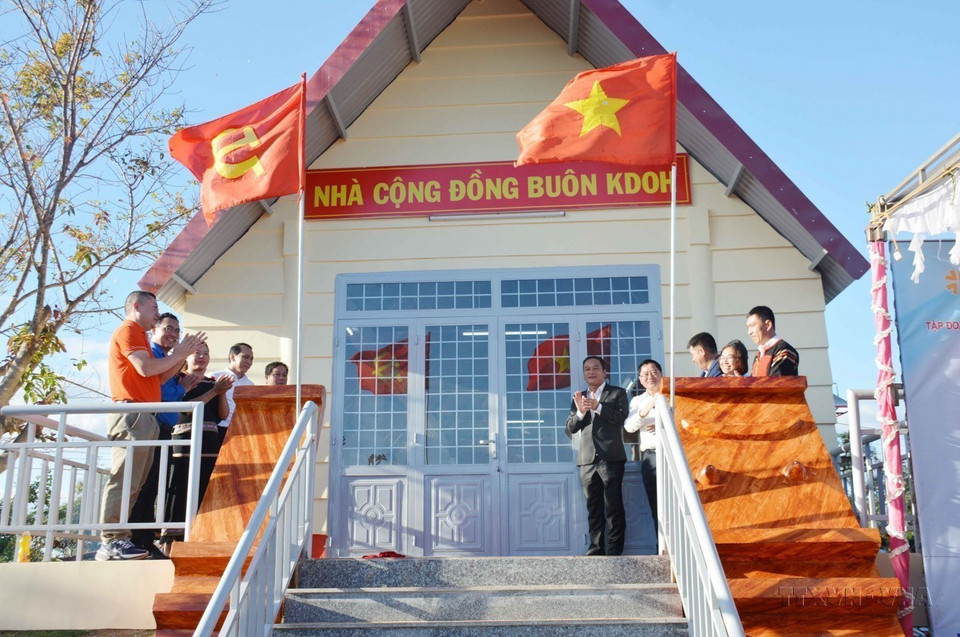 Inauguration de la maison communautaire lors de la Fête de grande union nationale au village de Kdoh, commune d'Ea Tar, district de Cu M'Gar, province de Dak Lak. Photo : VNA