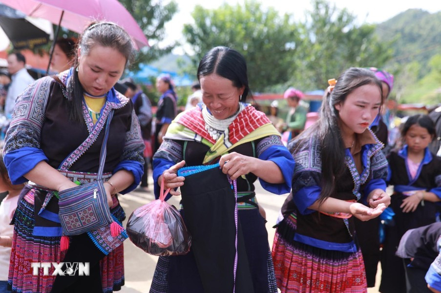 Si plusieurs groupes ethniques ont changé leurs costumes quotidiens, les femmes de l'ethnie Mong conservent ici leurs magnifiques tenues traditionnelles. Photo: VNA