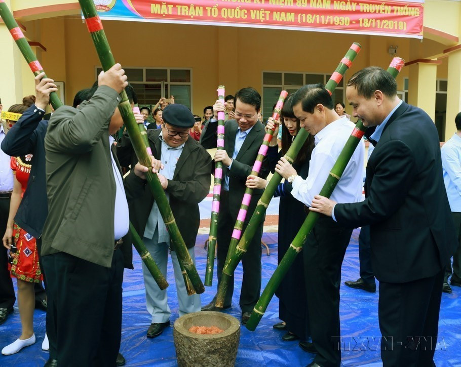 Le président de l'Union des agriculteurs du Vietnam, Thao Xuan Sung, se réjouit avec les habitants de la zone résidentielle de Trung Thanh, commune de Thuong Nung, district de Vo Nhai, province de Thai Nguyen, à l'occasion de la Fête de grande union nationale 2019. Photo : VNA
