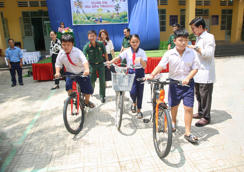 Des élèves reçoivent des vélos qui faciliteront leur trajet à l'école.