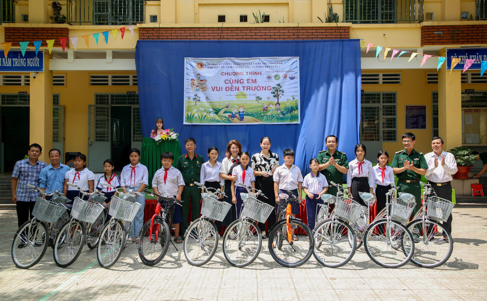 Dix vélos sont remis à des élèves en situation difficile de la commune de Tan Binh, district de Tan Bien, province de Tay Ninh.