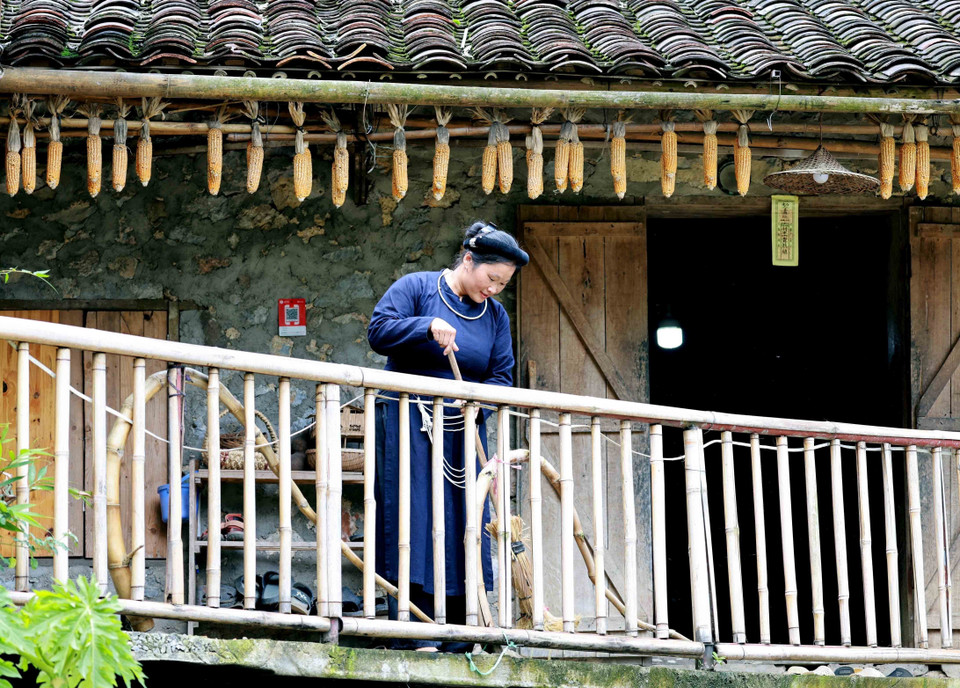 Mme Mac Thi Khon se prépare à accueillir les invités dans la maison traditionnelle de sa famille rénovée en famille d'accueil. Photo: VNA