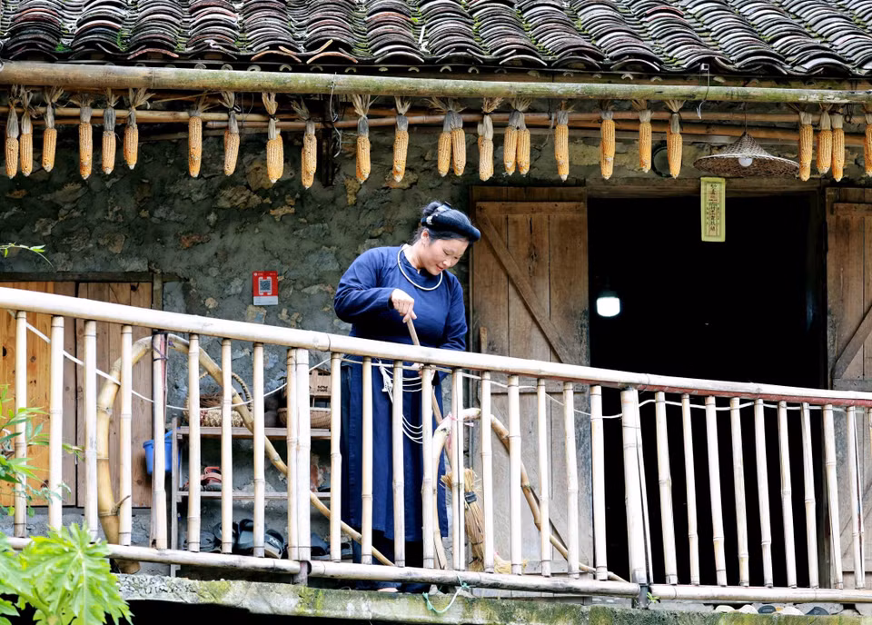 Mme Mac Thi Khon se prépare à accueillir les invités dans la maison traditionnelle de sa famille rénovée en famille d'accueil. Photo: VNA