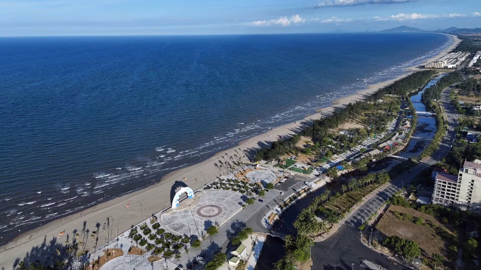 La plage de Xuan Thanh avec une beauté immaculée, du sable blanc.