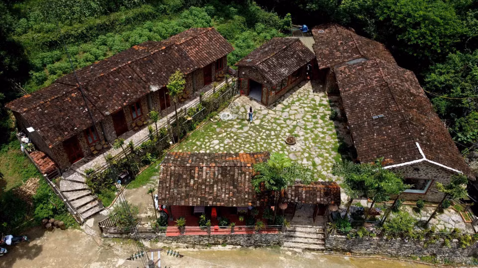 Des maisons dont les toits sont couverts par des tuiles yin yang, créant une caractéristique unique de l'ancien village en pierre de Khuoi Ky. Photo: VNA