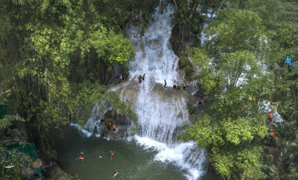 Avec des paysages naturels, la cascade Trang est une destination touristique impressionnante à Hoa Binh. Photo: VNA