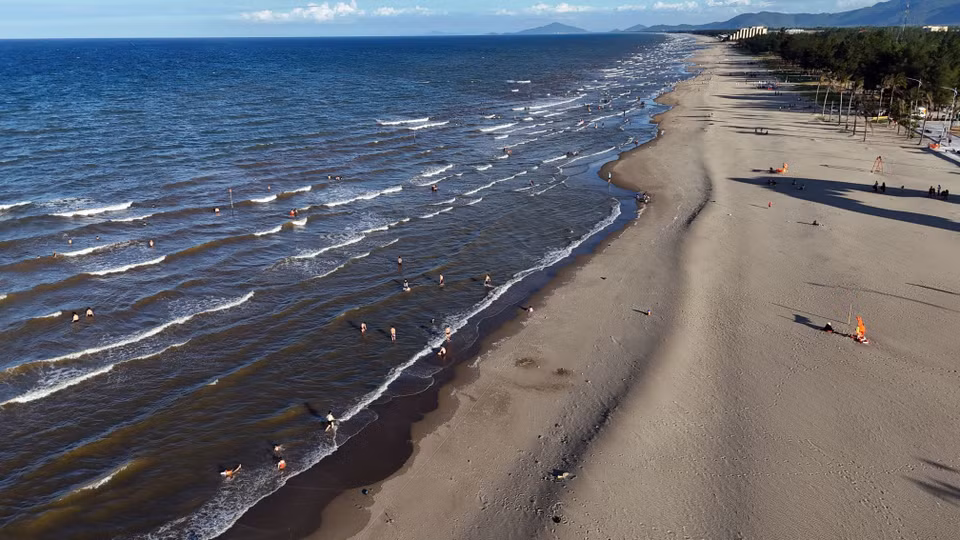La plage de Xuan Thanh attire un grand nombre de visiteurs en été.
