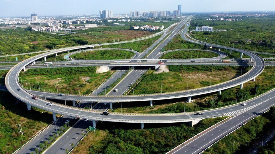 Ces dernières années, le trafic à Hanoï a connu des changements positifs, avec des routes et des carrefours de plus en plus modernes et polyvalents, valant des centaines, voire des milliers de milliards de dongs. Le transport a favorisé le développement socio-économique, aidant la capitale à devenir plus grande et plus belle. Photo: VNA